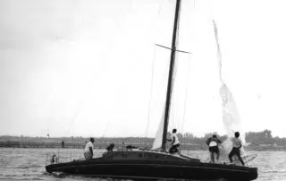 Il famoso Strale, una delle barche che hanno vinto di più in Adriatico e non solo. Di forme strette è letteralmente “nata” a Marina di Ravenna, progettata da Giuseppe Belardi e costruita nella falegnameria di Angelo Montanari.