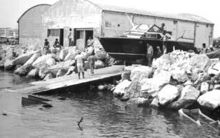 1959 varo di un DC7 costruito dalla ditta Della Pasqua Carnevali che operava nel capannone nella foto: la prima porta finestra era l’officina di Ballardini, la seconda l’ingresso del Cantiere